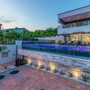 Luxury Lorena With Heated Pool, Jacuzzi,sauna And Seaview Crikvenica